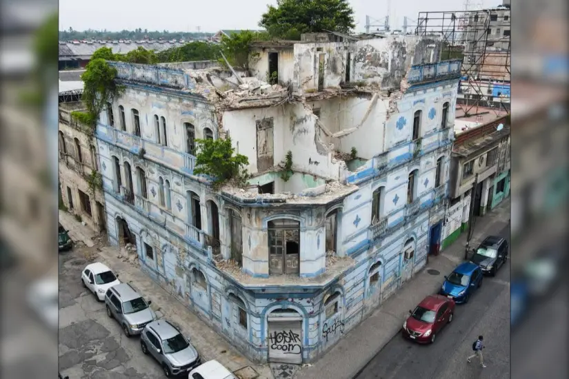 Decenas de edificios en el centro histórico de Tampico representan un riesgo. Foto: Axel Hassel