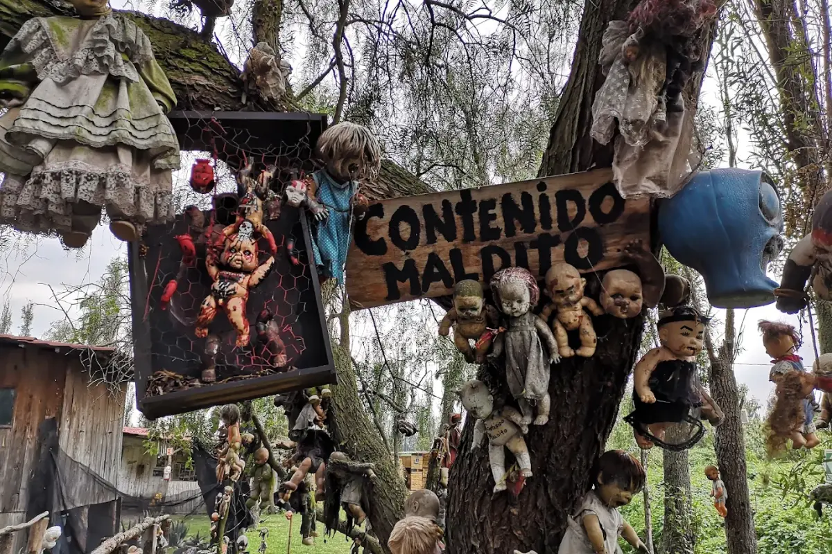 Muñecas en la Isla de Xochimilco. Foto: Maps Robin Wille
