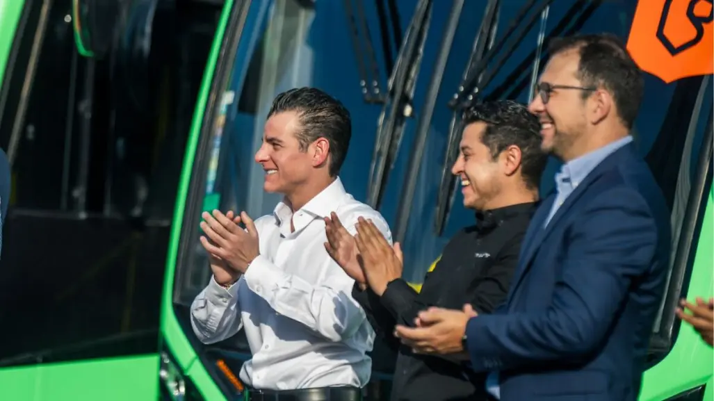 Miguel Flores garantiza transporte eficiente con nuevos camiones en Nuevo León