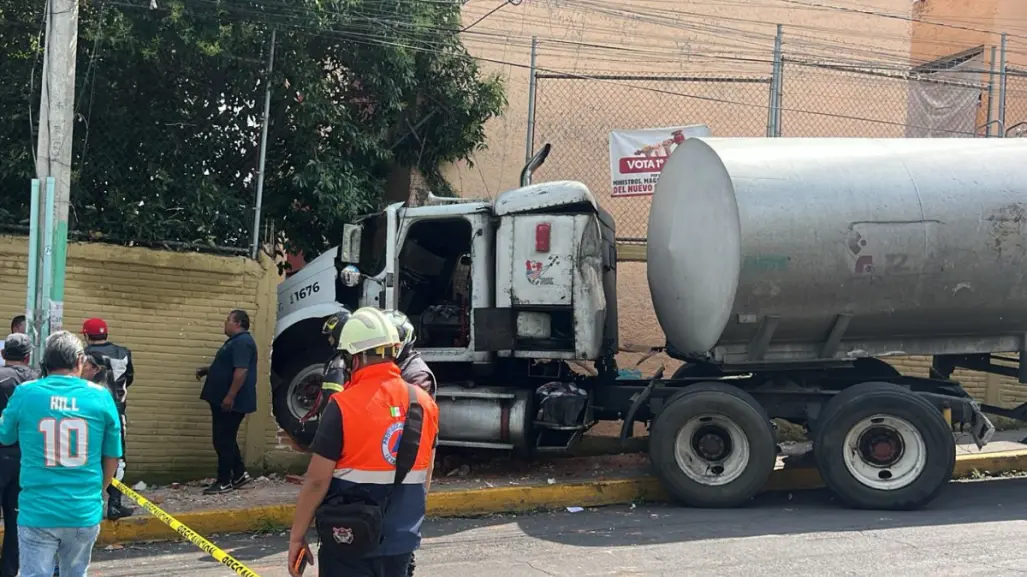 Pipa sin frenos se estrella contra vivienda en Iztapalapa; no hubo heridos