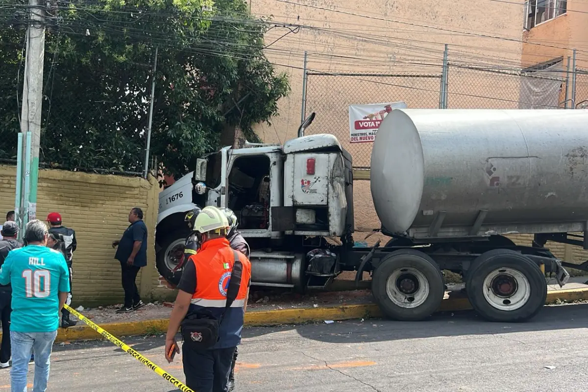 Pipa sin frenos se estrella contra vivienda en Iztapalapa. Foto: Luis Antonio Alfaro