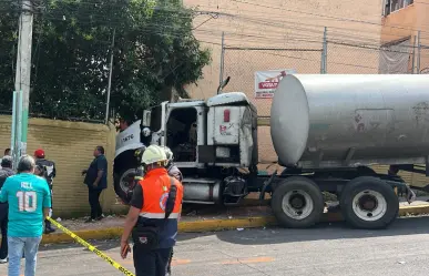 Pipa sin frenos se estrella contra vivienda en Iztapalapa; no hubo heridos