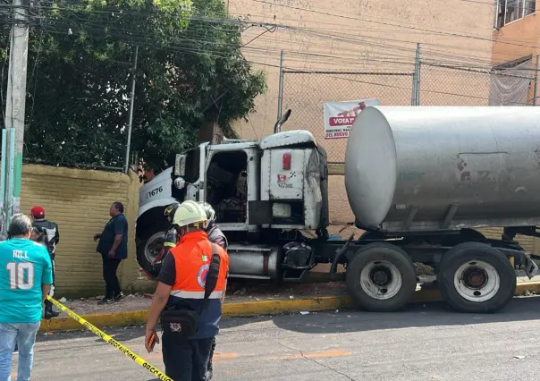 Pipa sin frenos se estrella contra vivienda en Iztapalapa; no hubo heridos
