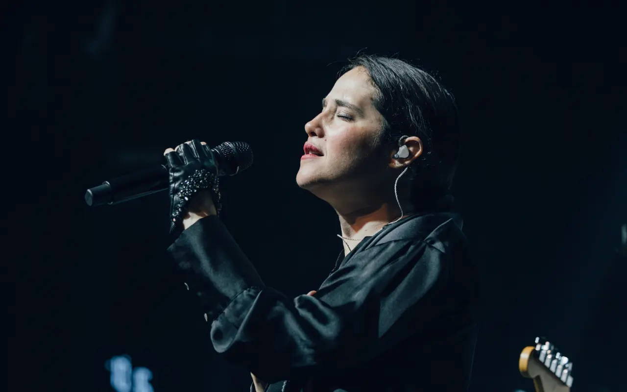 Ximena Sariñana en New York. Foto: X/ @ximenamusic (Canva)