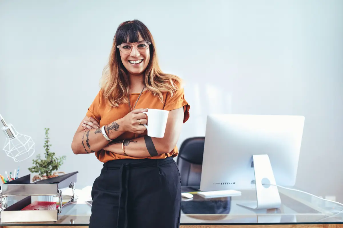 Ver personas con tatuajes visibles en puestos de trabajo, en oficina o distintas profesiones es cada vez más frecuente. Foto: Canva