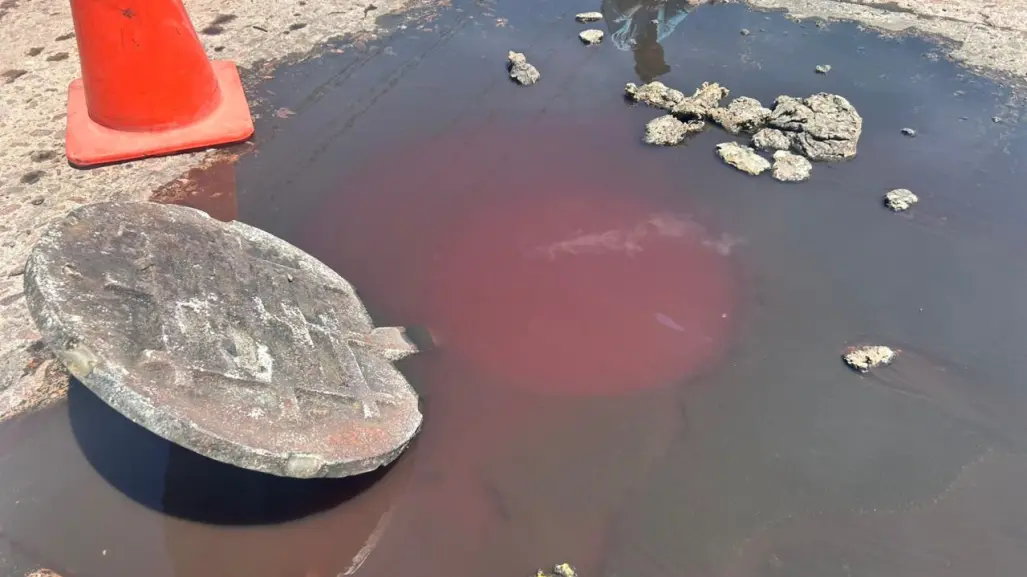 Brota sangre de una alcantarilla de Durango y descubren delito a unos metros