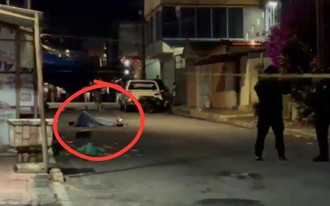 Balacera en pleno tianguis en Xalatlaco, Edomex. Foto: X/ @AztecaNoticias (Canva)