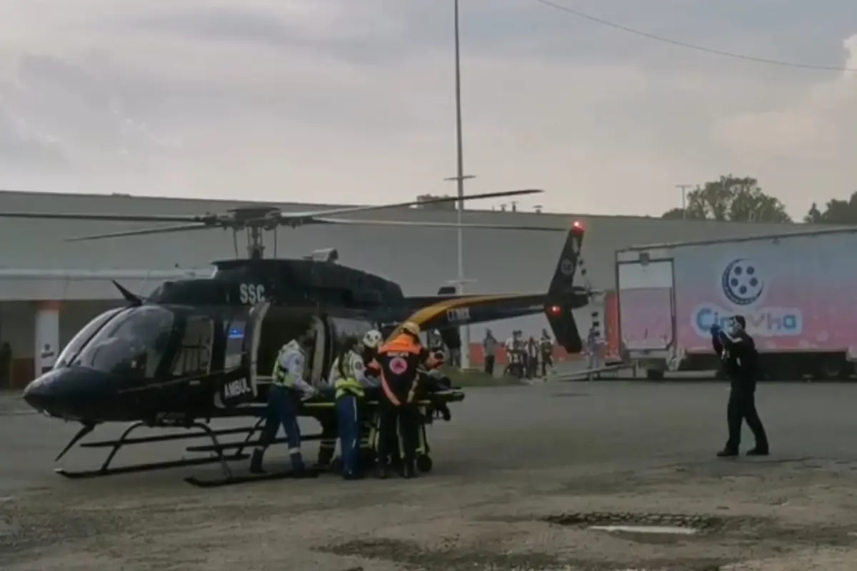 Helicóptero SSC traslada de urgencia a joven electrocutado en obra de Xochimilco. Foto: Luis Antonio Alfaro