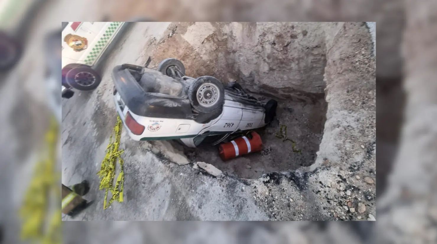 Debido a los trabajos para colocar tubería en una zona de Cancún se formó una zanja en la cual cayó un taxista luego de dormirse al volante.- Fuente El Policiaco