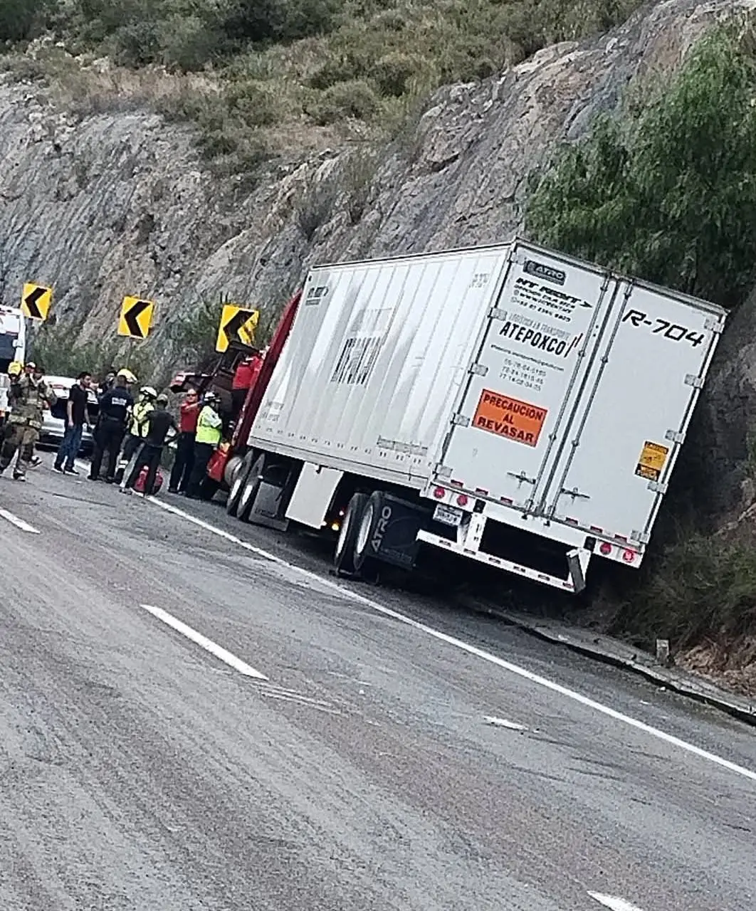 Cuerpos de rescate confirmaron que el conductor quedó prensado en el interior de la unidad y ya no contaba con signos vitales al momento de su arribo./Foto: Lo que pasa en la carretera Monterrey Saltillo- Ramoncito Gamez