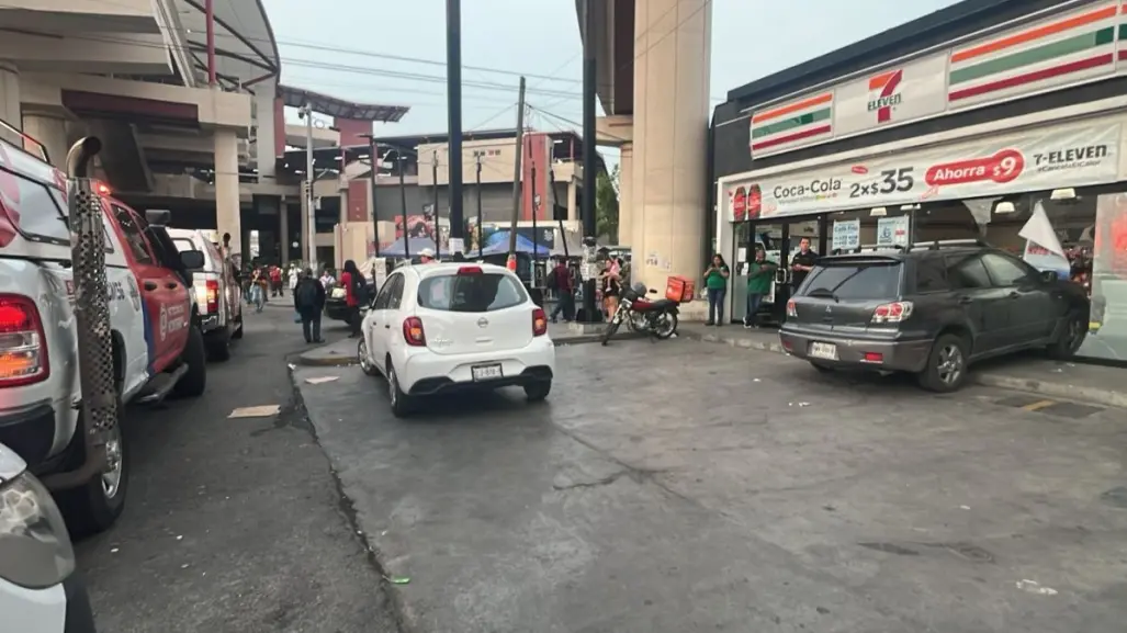 Vehículo se estrella en tienda de conveniencia en Monterrey