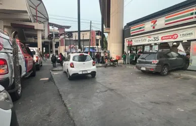 Vehículo se estrella en tienda de conveniencia en Monterrey