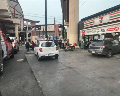 Vehículo se estrella en tienda de conveniencia en Monterrey