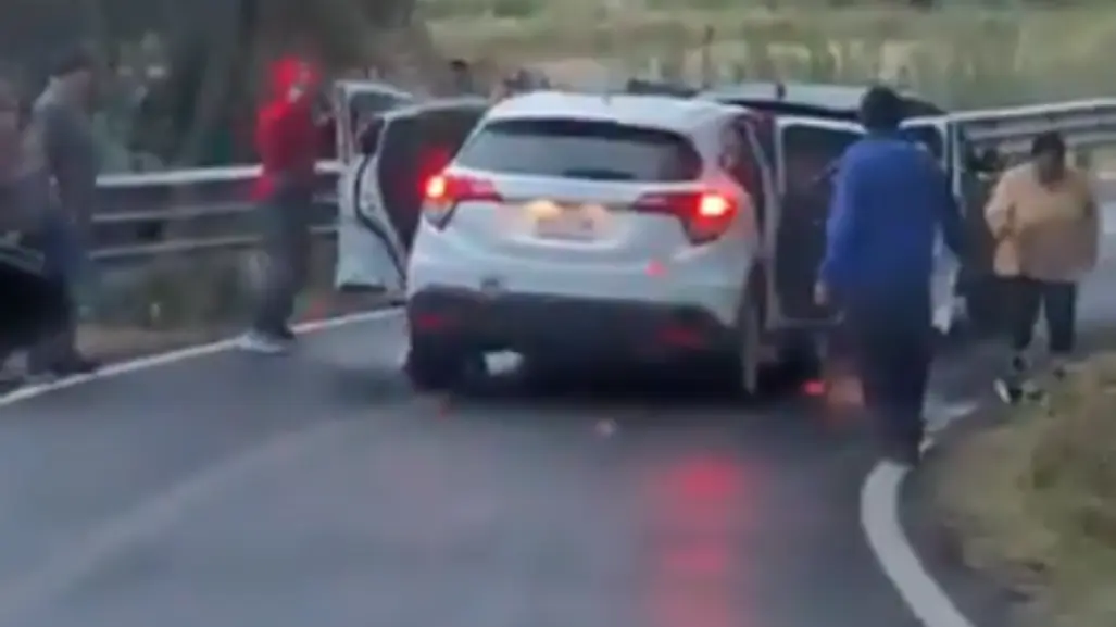 VIDEO | Violento asalto se registra en Acolman; ladrones despojan a familia de su vehículo en Edomex