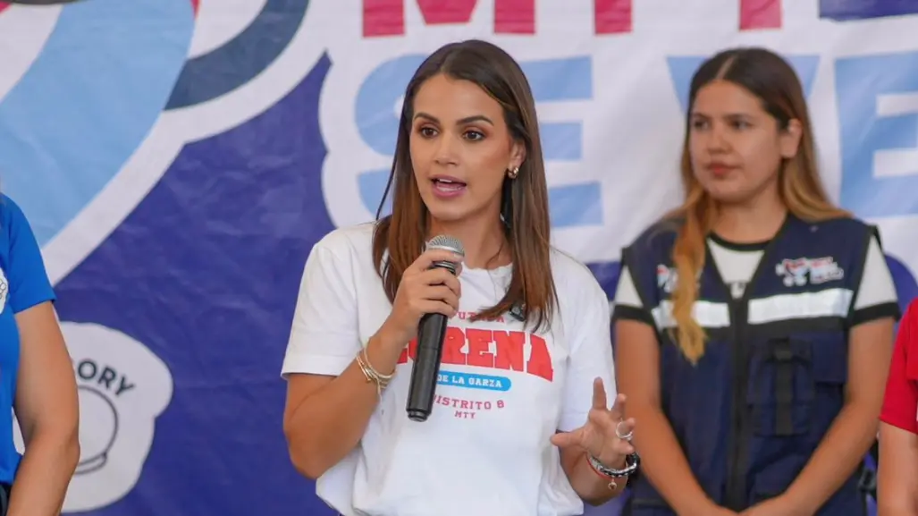 Lorena de la Garza entrega apoyos visuales en Monterrey