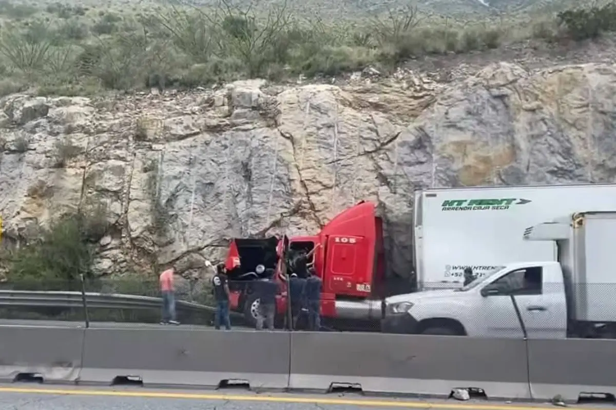 El tramo “Los Chorros”, ubicado entre los kilómetros 210 y 235 de la Carretera Federal 57, en Arteaga, Coahuila, es conocido como uno de los más peligrosos del norte del país./Foto: Lo que pasa en la carretera Monterrey Saltillo/ Ramoncito Gamez
