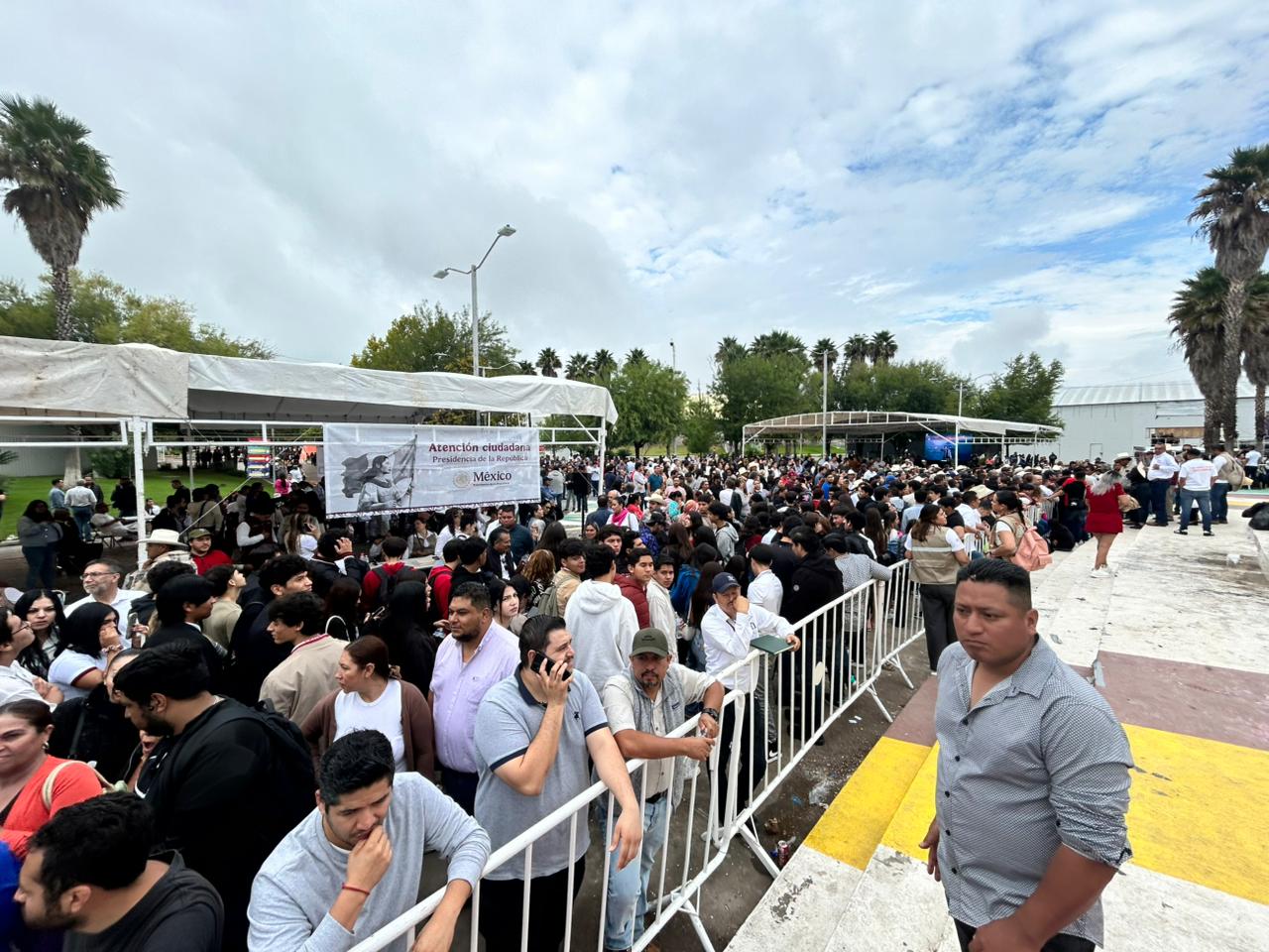 A media hora de iniciar el evento, la gente espera el acceso a la Velaria A media hora de iniciar el evento, la gente espera el acceso a la Velaria