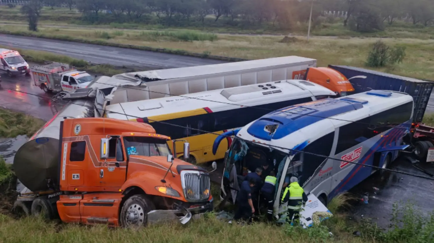 Choque múltiple en la carretera 45 deja más de 15 heridos en Aguascalientes. Foto: X (@zacatecasonline)