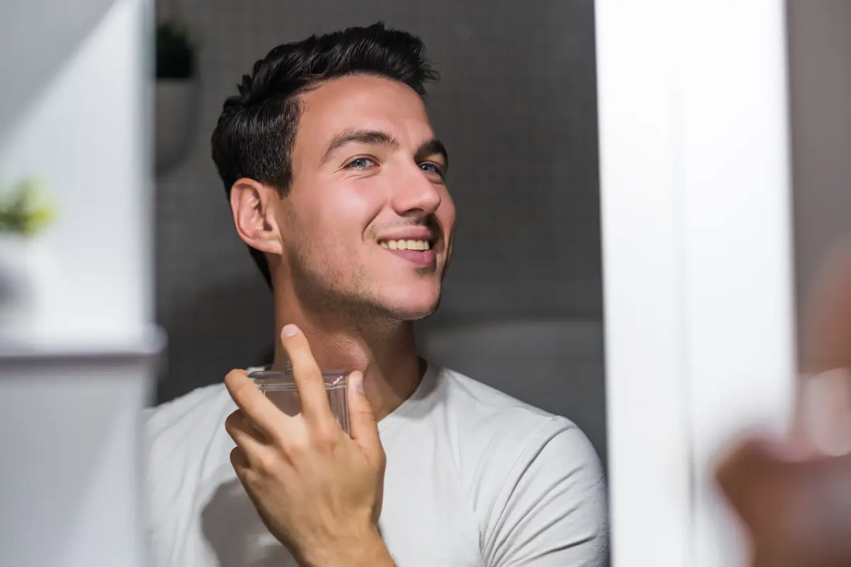 Conoce los perfumes ideales para hombres mayores de 35 años que resaltan personalidad, sofisticación y presencia en todo momento. Foto: Canva