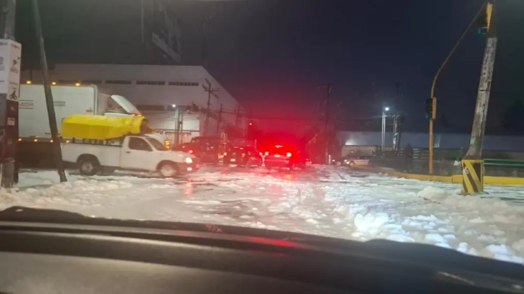 Fuertes lluvias generan inundaciones y espuma blanca en Edomex