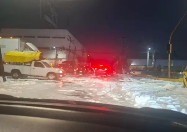 Fuertes lluvias generan inundaciones y espuma blanca en Edomex