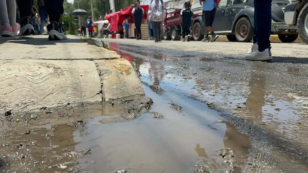 VIDEO | Fuga de aguas negras alcanza escuelas y negocios en Ixtapaluca, Edomex