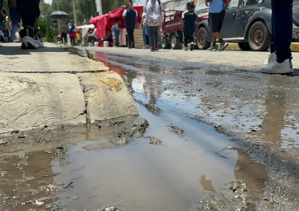 VIDEO | Fuga de aguas negras alcanza escuelas y negocios en Ixtapaluca, Edomex