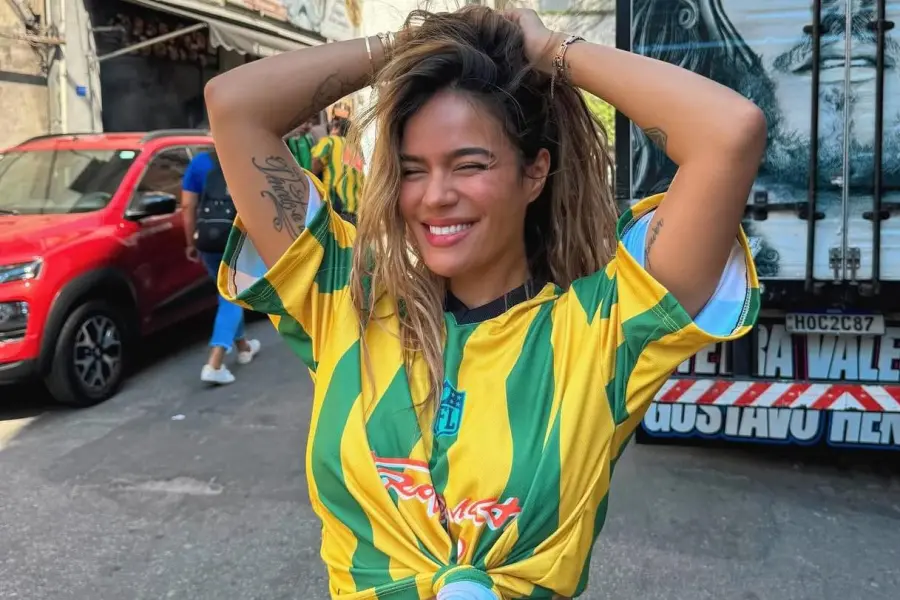 Karol G arma fiesta durante show de medio tiempo de la NFL en Brasil
