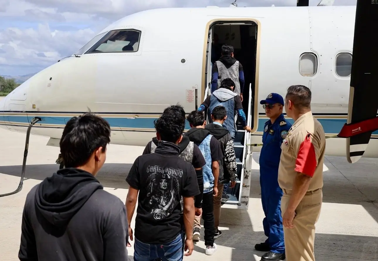 Los menores habían arribado al puerto de Pichilingue cuando las autoridades notaron que viajaban solos. Foto: Gobierno del Estado.