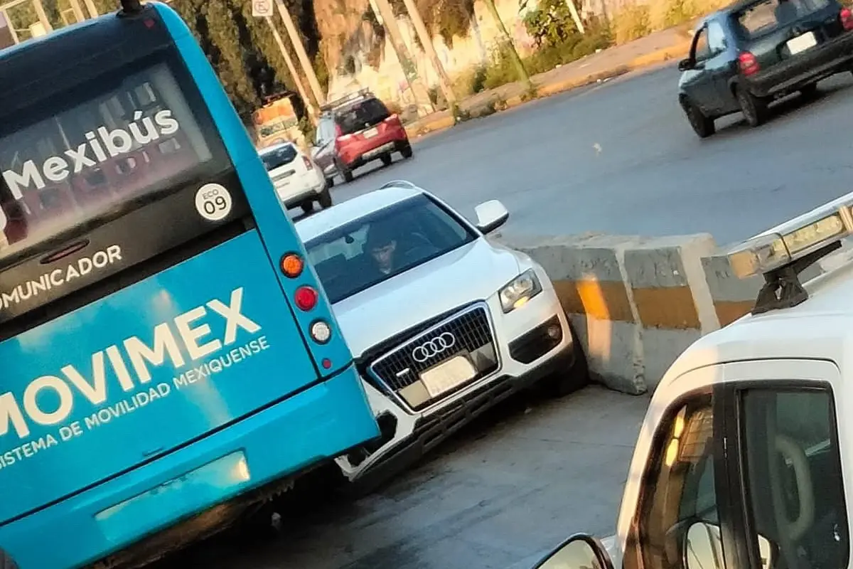 Vehículo haciendo uso del carril exclusivo del Mexibús. Foto: X (@zonaceroedomex)