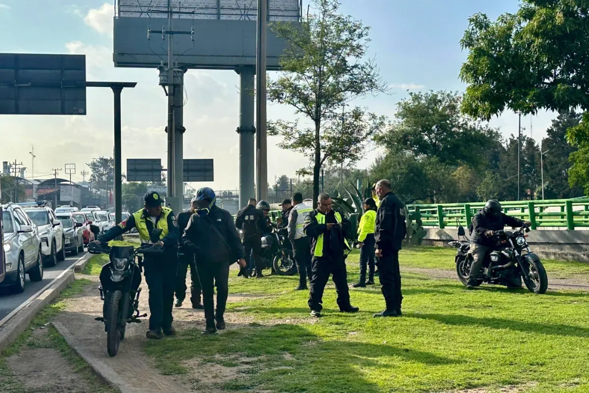 Policías de la CDMX deteniendo motocicletas en CDMX. Foto: SSC | CANVA