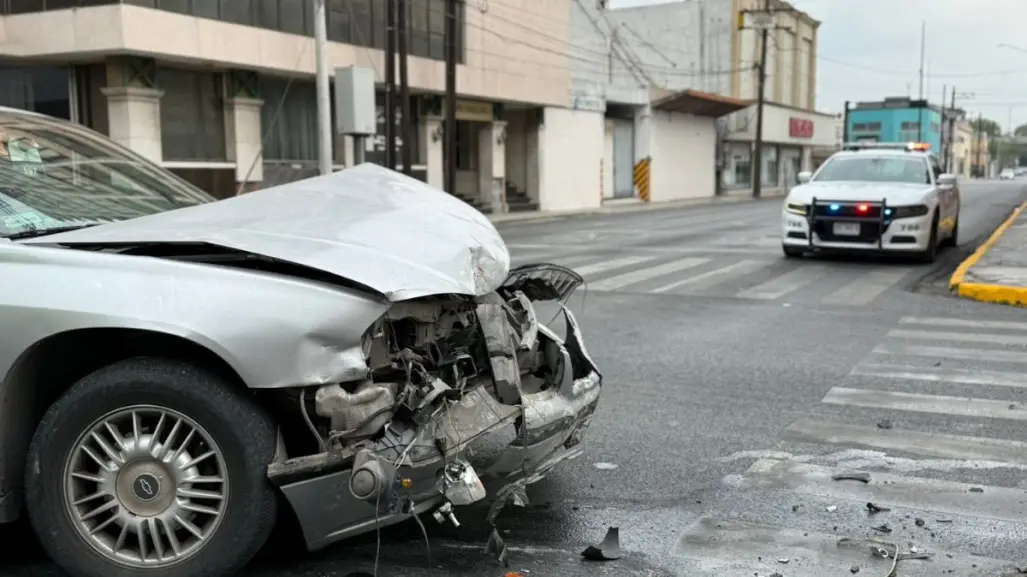 Choque entre dos vehículos en centro de Monterrey deja 5 lesionados