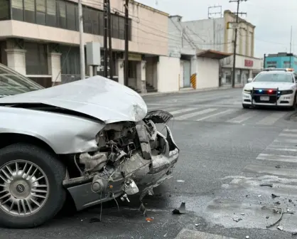 Choque entre dos vehículos en centro de Monterrey deja 5 lesionados