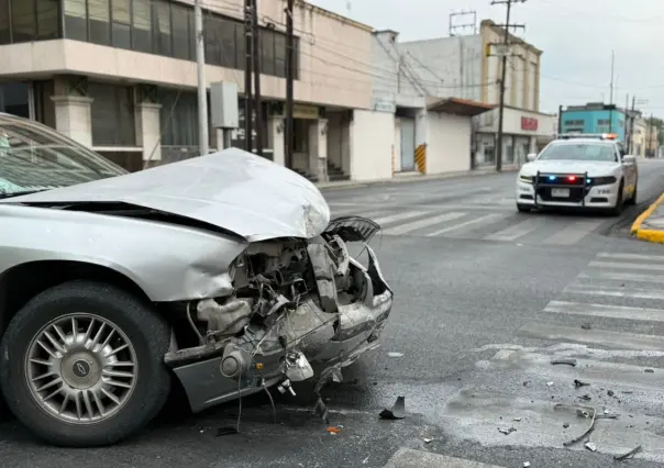 Choque entre dos vehículos en centro de Monterrey deja 5 lesionados