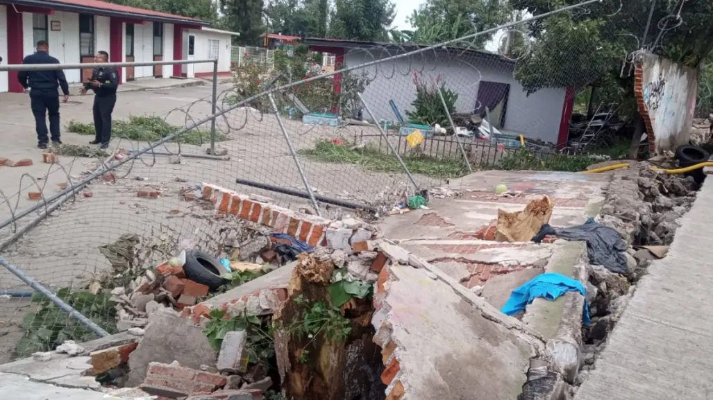 Cae barda de kínder en Tláhuac por fuga de agua; no hay heridos