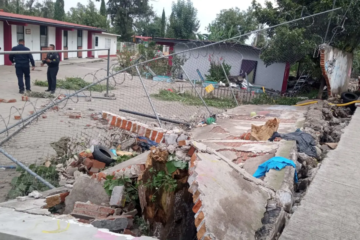 Caída de muro en Tláhuac. Foto: X @SGIRPC_CDMX