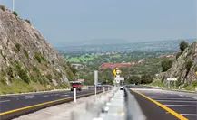 Volcadura de tráiler provoca caos vial y largas filas de autos en Teotihuacán Volcadura de tráiler provoca caos vial y largas filas de autos en Teotihuacán