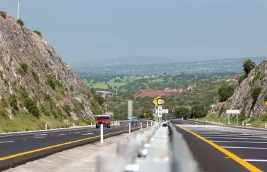 Volcadura de tráiler provoca caos vial y largas filas de autos en Teotihuacán