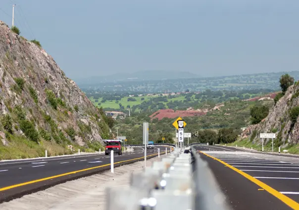 Volcadura de tráiler provoca caos vial y largas filas de autos en Teotihuacán