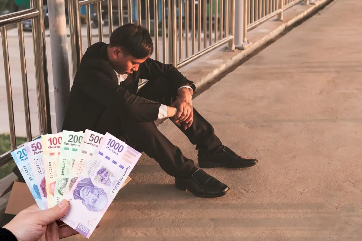 Persona desempleada recibiendo dinero. Foto: Canva