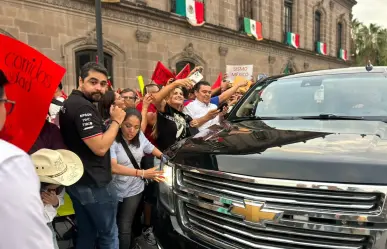 Claudia Sheinbaum escucha peticiones y se fotografía con ciudadanos en su visita a Nuevo León