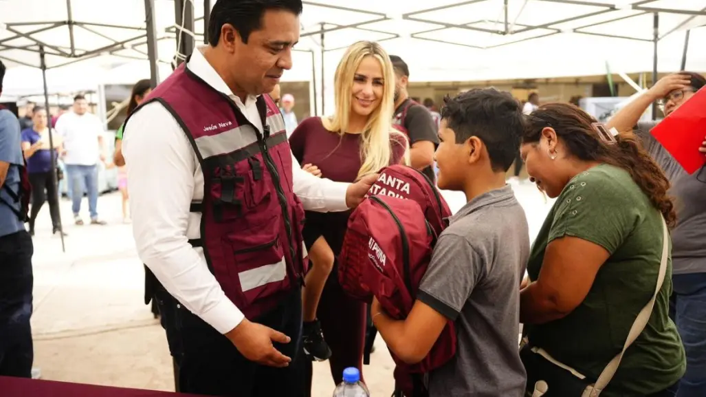 Jesús Nava realiza entrega de 10 mil paquetes escolares en Santa Catarina