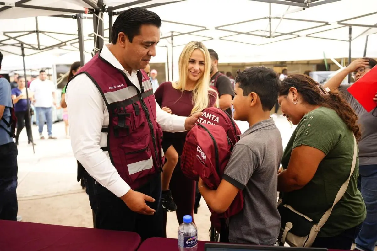 Alcalde Jesús Nava Rivera entregando kits de útiles escolares Foto: Gobierno de Santa Catarina