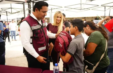 Jesús Nava realiza entrega de 10 mil paquetes escolares en Santa Catarina
