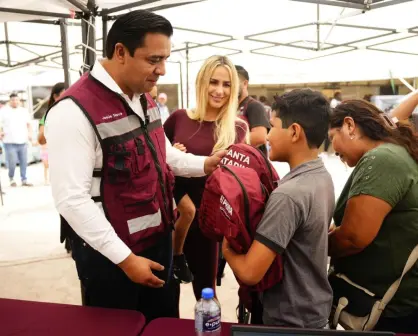 Jesús Nava realiza entrega de 10 mil paquetes escolares en Santa Catarina
