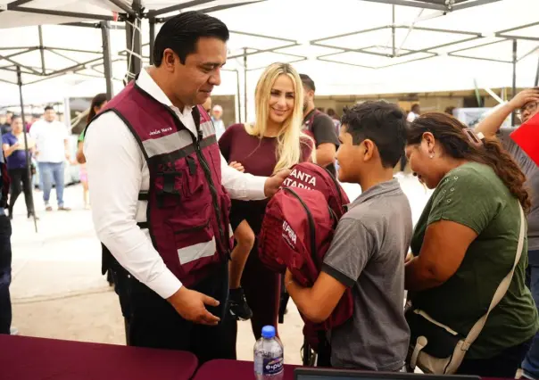 Jesús Nava realiza entrega de 10 mil paquetes escolares en Santa Catarina
