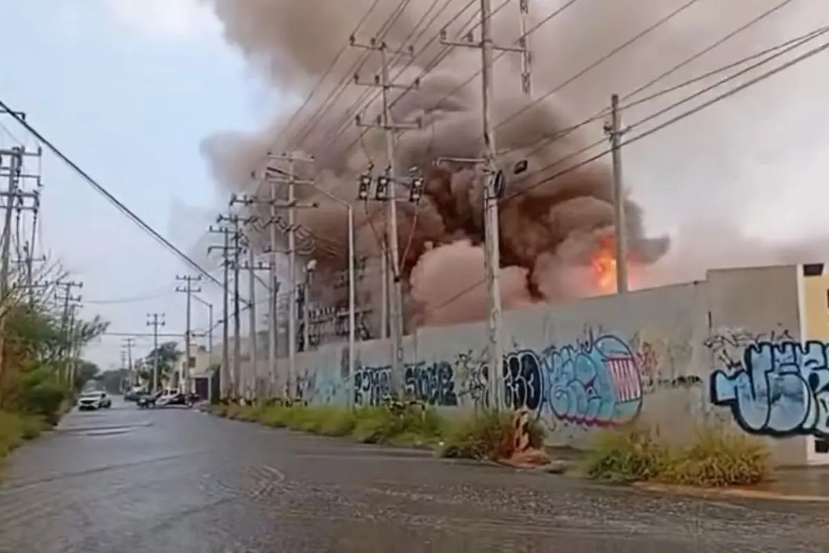 Incendio en subestación de la CFE Foto: Captura de pantalla TyL Pal Mundo