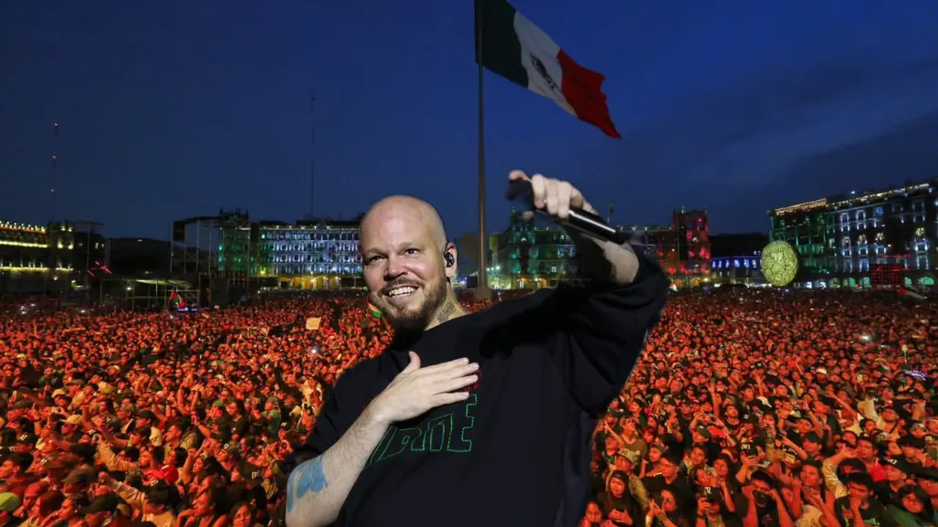 Residente hace historia en el Zócalo: Pide un alto al genocidio en Gaza y canta ante 180 mil personas