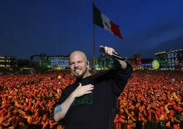 Residente hace historia en el Zócalo: Pide un alto al genocidio en Gaza y canta ante 180 mil personas