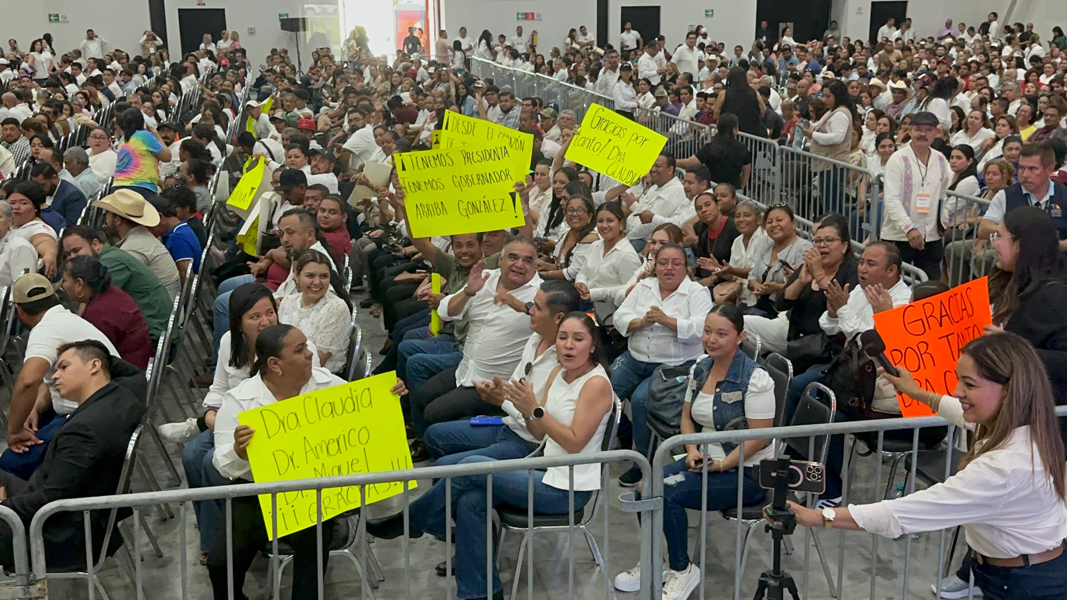 Sacan pancartas de apoyo en el poliforoum Sacan pancartas de apoyo en el poliforoum